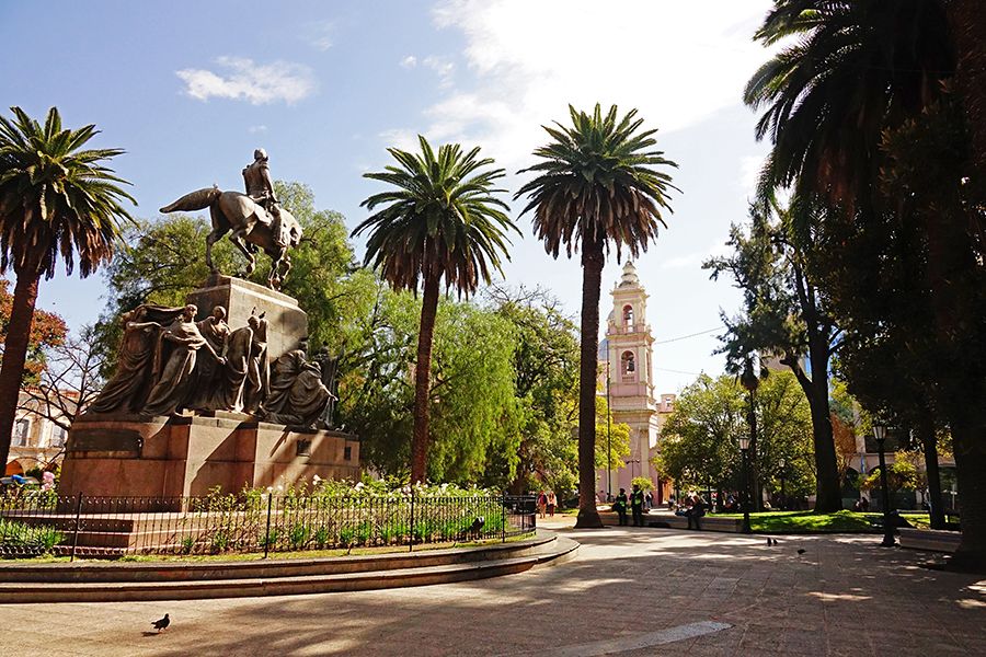 Fachada rosa y dorada de la Catedral Basílica de Salta y Plaza 9 de Julio
