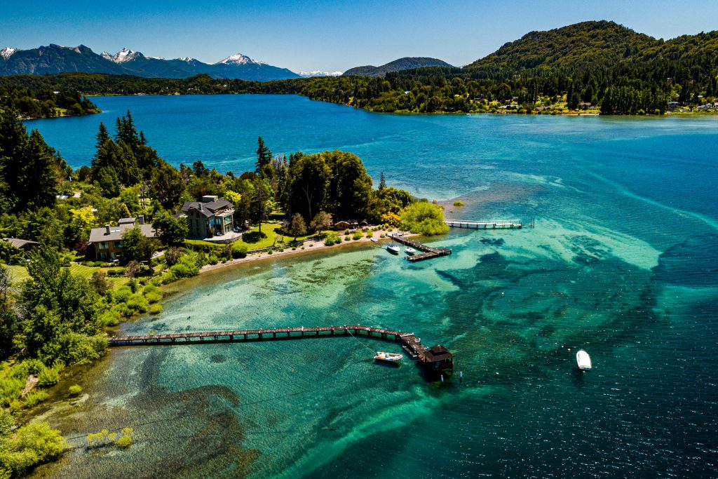 Centro Cívico de Bariloche y orillas del inmenso Lago Nahuel Huapi