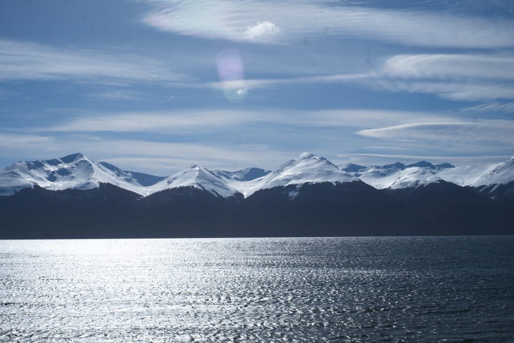 Lago Correntoso aguas cristalinas y cordillera andina de fondo