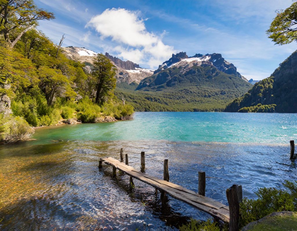 Lago Espejo con sus orillas protegidas y reflejo de las montañas