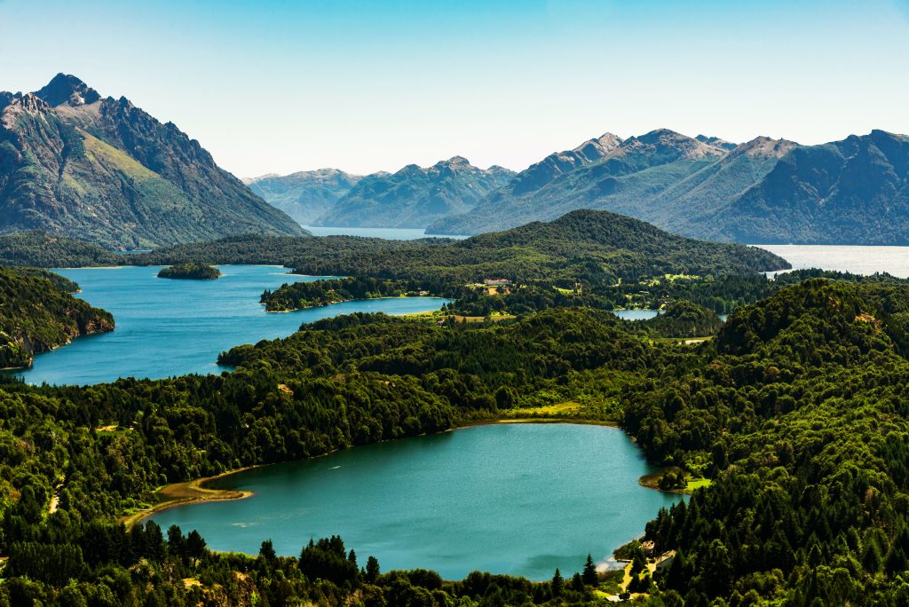 Panorámica majestuosa de la cordillera andina y los lagos glaciares patagónicos
