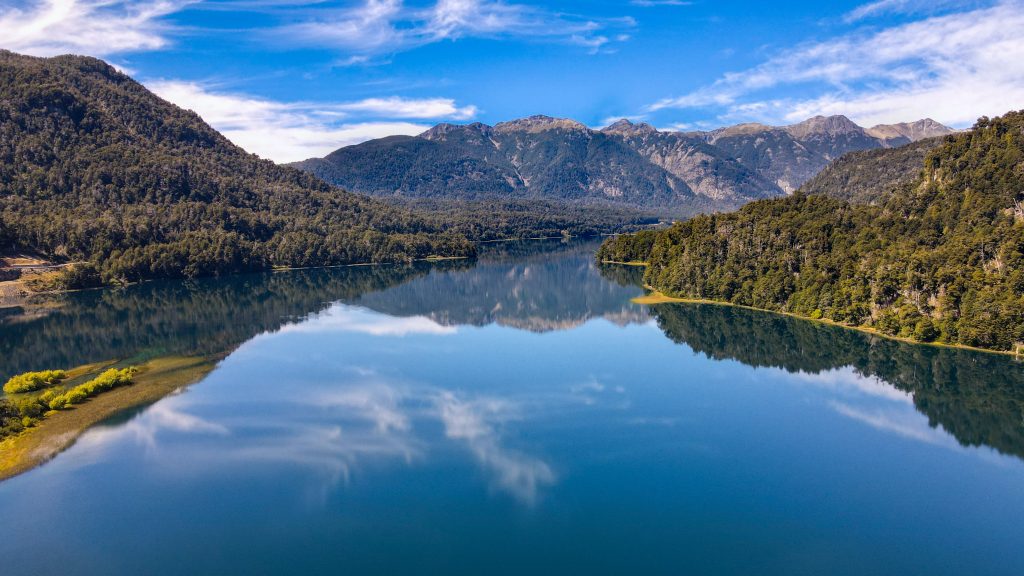 Panorámica de lagos y penínsulas desde la cima del Cerro Campanario en Bariloche