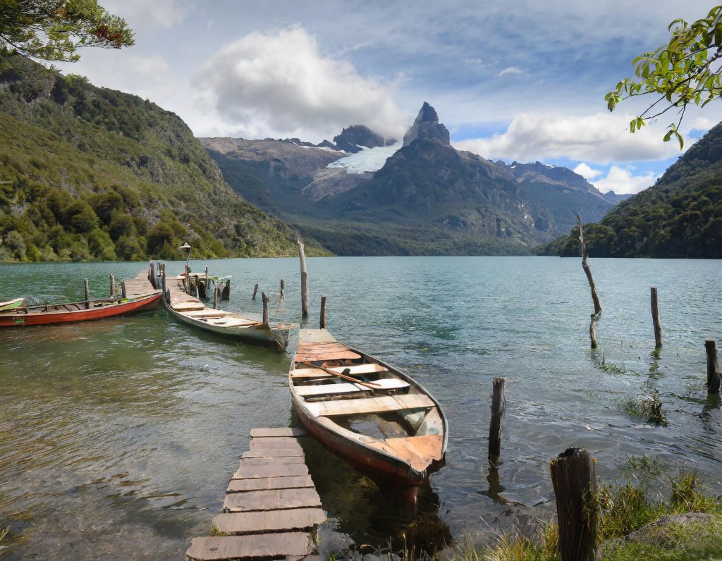 Lago Escondido entre los densos bosques de coihues y lengas