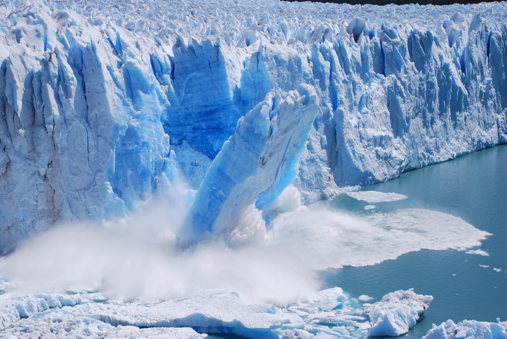 Desprendimiento de bloques de hielo azul en el Lago Argentino frente al Perito Moreno