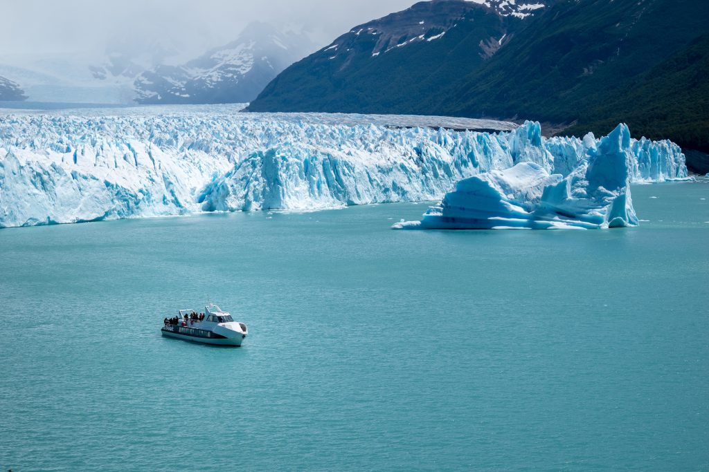 Caminata con crampones de hielo en el minitrekking sobre el Glaciar Perito Moreno