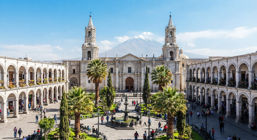 La Plaza de Armas de Arequipa - Una de las más monumentales de Sudamérica con sus arquerías de dos plantas