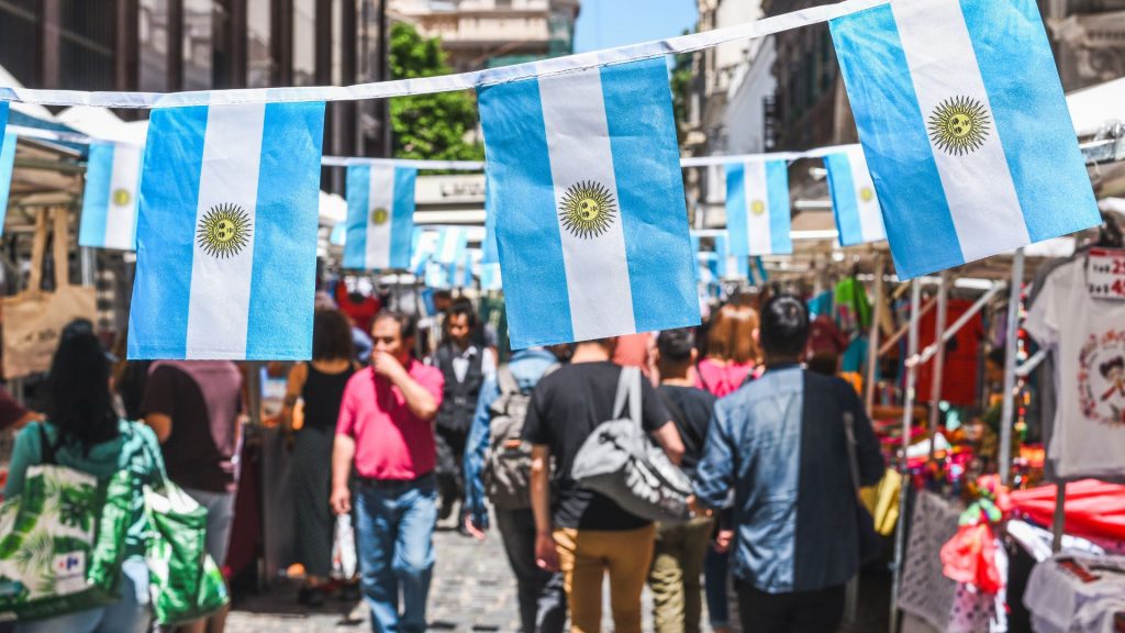 Calles de adoquines farolas antiguas y puestos de antigüedades en San Telmo
