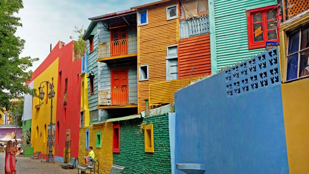 Conventillos de chapa pintados de colores vivos en el callejón museo de Caminito La Boca