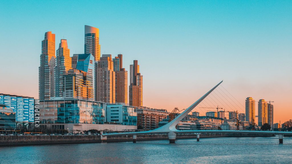 Antiguos diques de ladrillo rojo y Puente de la Mujer de Santiago Calatrava en Puerto Madero