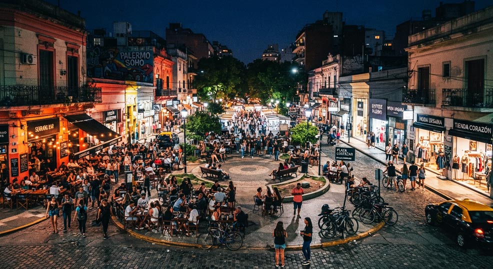 El bullicio de las terrazas y tiendas de moda alrededor de la Plaza Cortázar (Plaza Serrano)