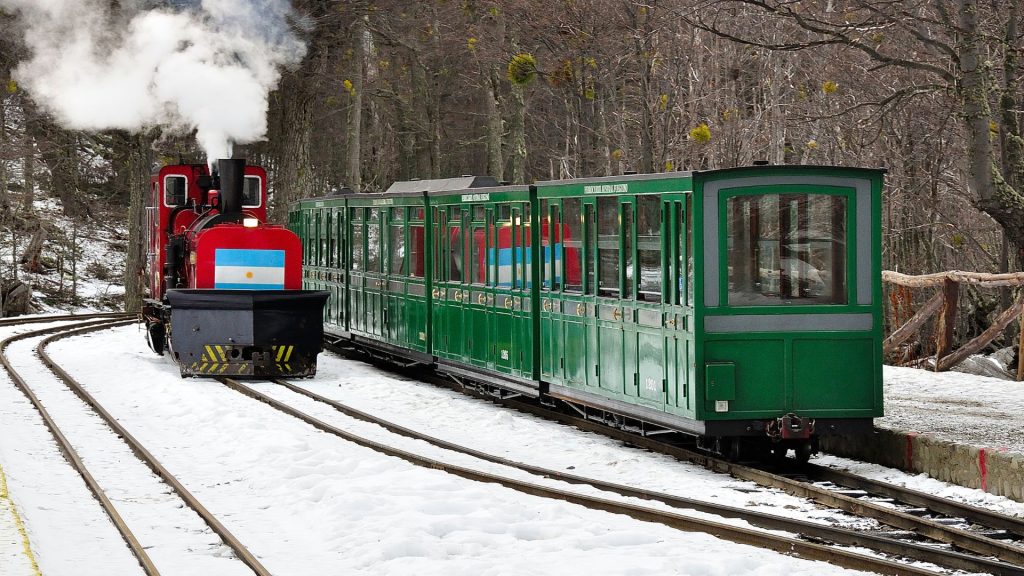 Locomotora de vapor del Tren del Fin del Mundo avanzando entre los bosques de lengas en Ushuaia