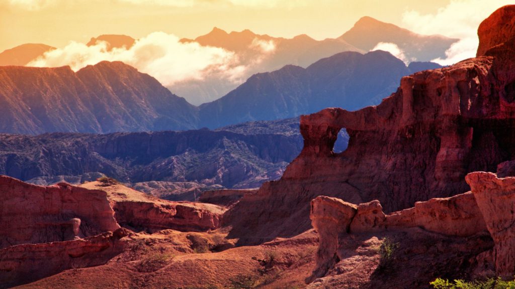 Paisaje de montaña y cardones en el tramo norte de la Ruta 40 en Salta