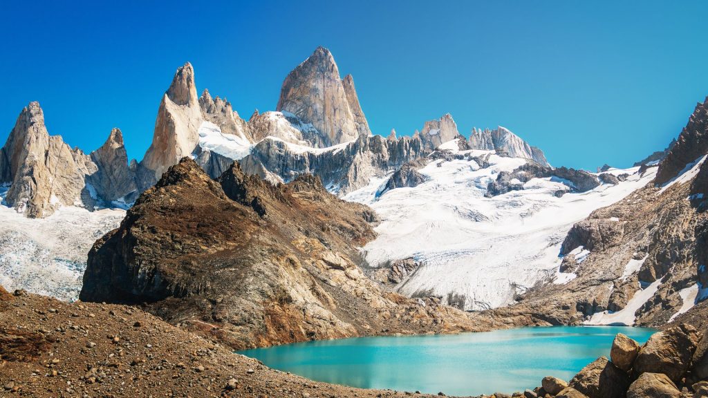 Lagos cristalinos y bosques de lengas en el tramo de los Siete Lagos de la Ruta 40