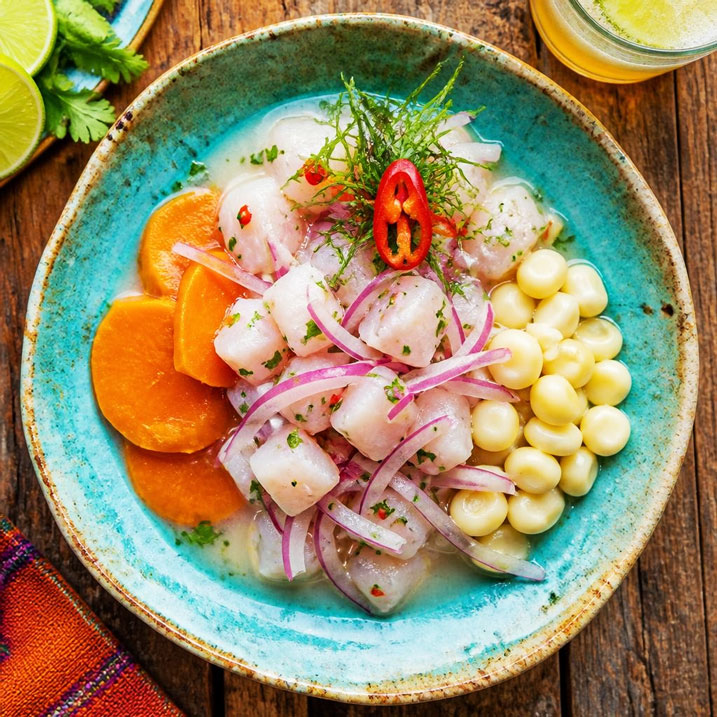 Ceviche clásico de pescado fresco y frutos del mar en la costa peruana