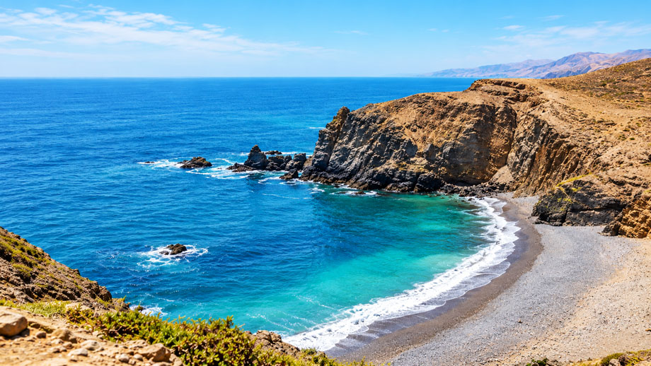 Playa El Silencio en el sur de Lima con su bahía semicircular de arena blanca