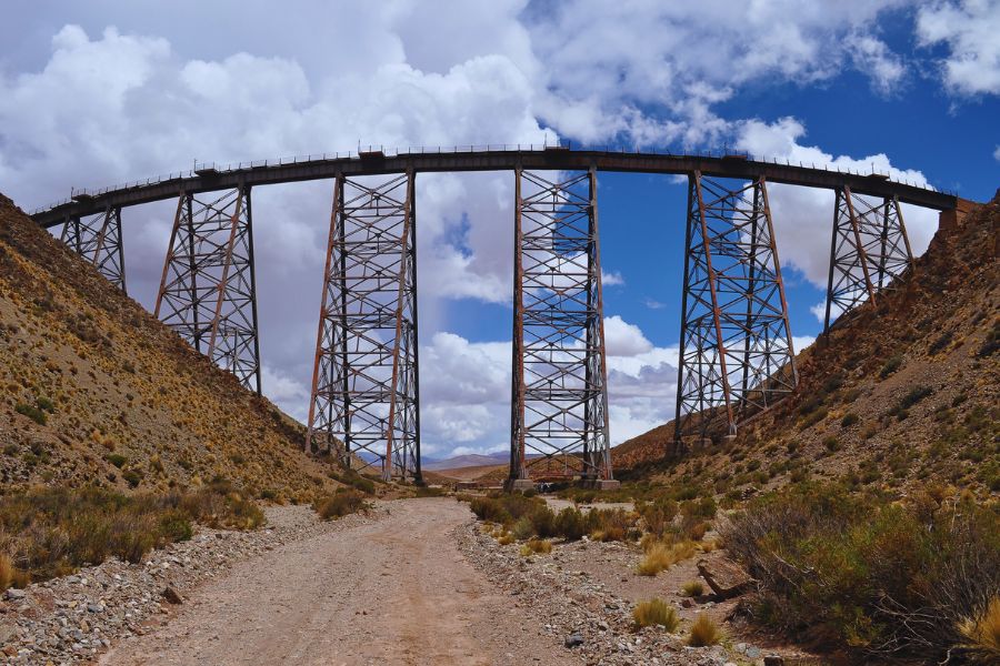 Viaducto La Polvorilla del Tren a las Nubes estructura de acero a 4220 metros en Salta