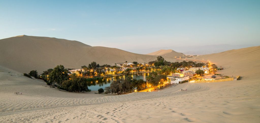 Huacachina: El Oasis del Desierto Peruano