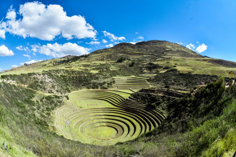 Terrazas agrícolas andinas y valle fértil del río Urubamba en el Valle Sagrado