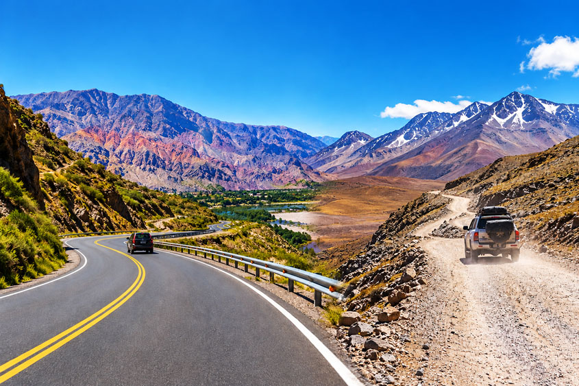 El NOA cuenta con excelentes carreteras troncales asfaltadas y tramos de aventura en ripio de altura