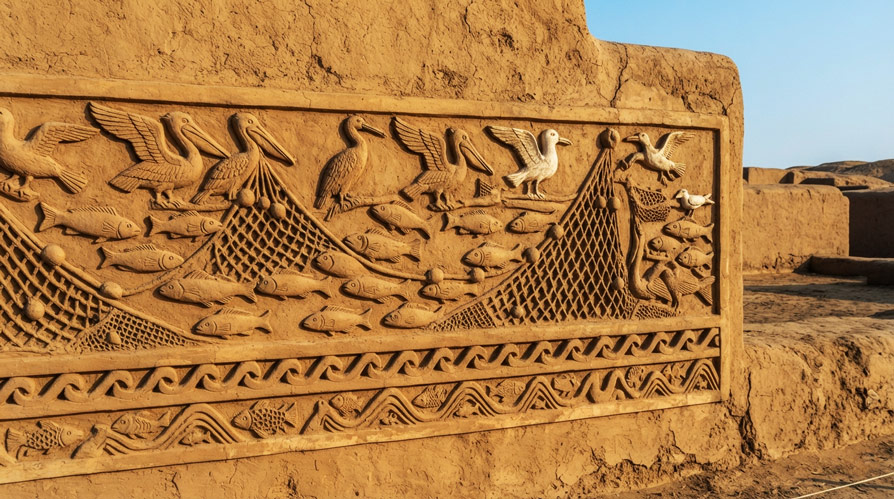 Frisos esculpidos en barro que representan peces redes y aves marinas en el palacio Nik An de Chan Chan