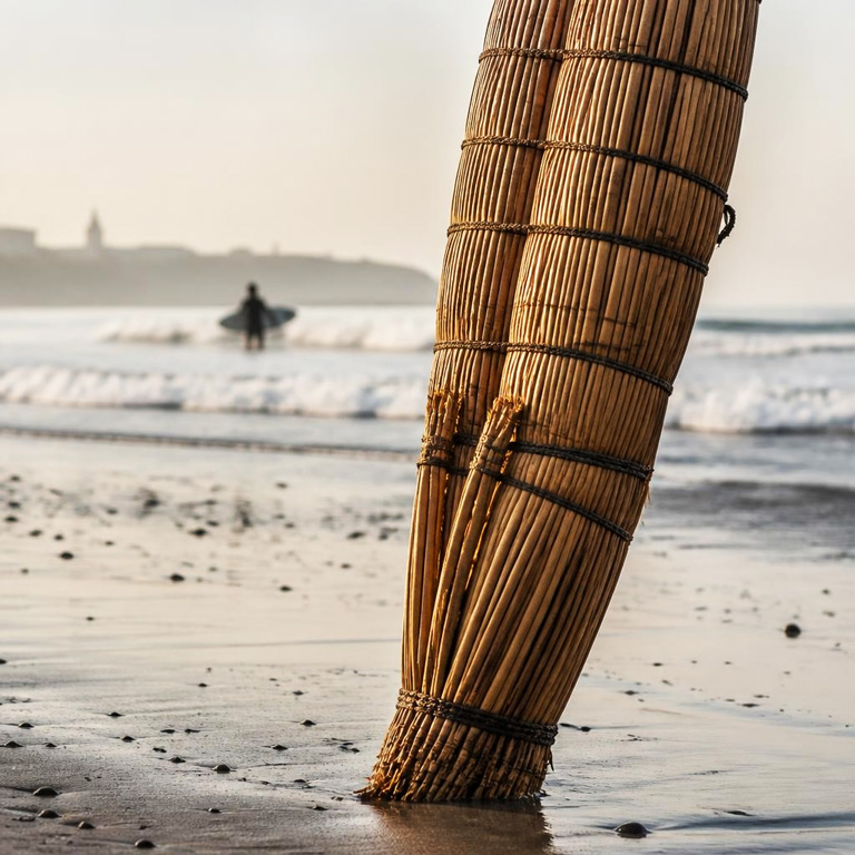 Los caballitos de totora descansando erguidos sobre la arena de Huanchaco - Los pioneros mundiales del surf
