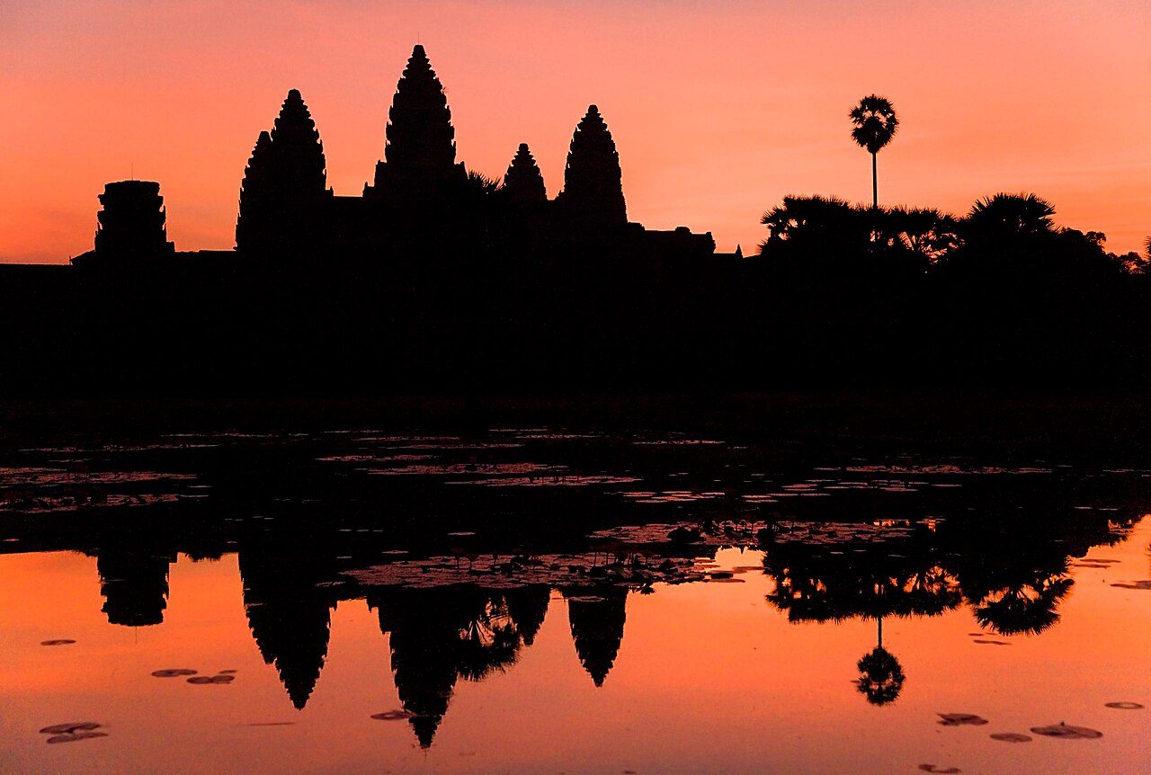 Indochina Mística: De las Bahías de Vietnam a los Templos de Angkor