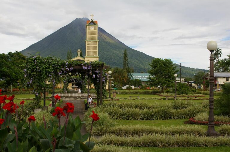 Bajo la Sombra del Volcán Arenal